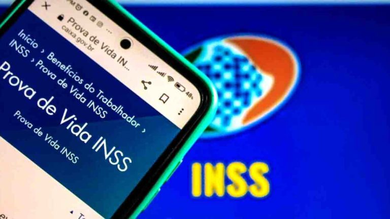 A imagem mostra um celular escrito na tela prova de vida INSS