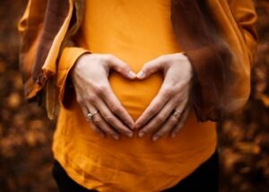Parto: a imagem mostra uma pessoa grávida com a mão na barriga para simbolizar uma parturiente