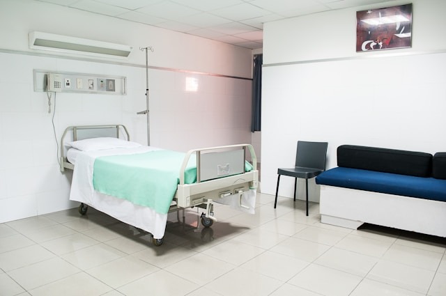 Descredenciamento de hospital pelo plano de saúde: o que o beneficiário deve fazer? A imagem mostra um quarto de hospital vazio.